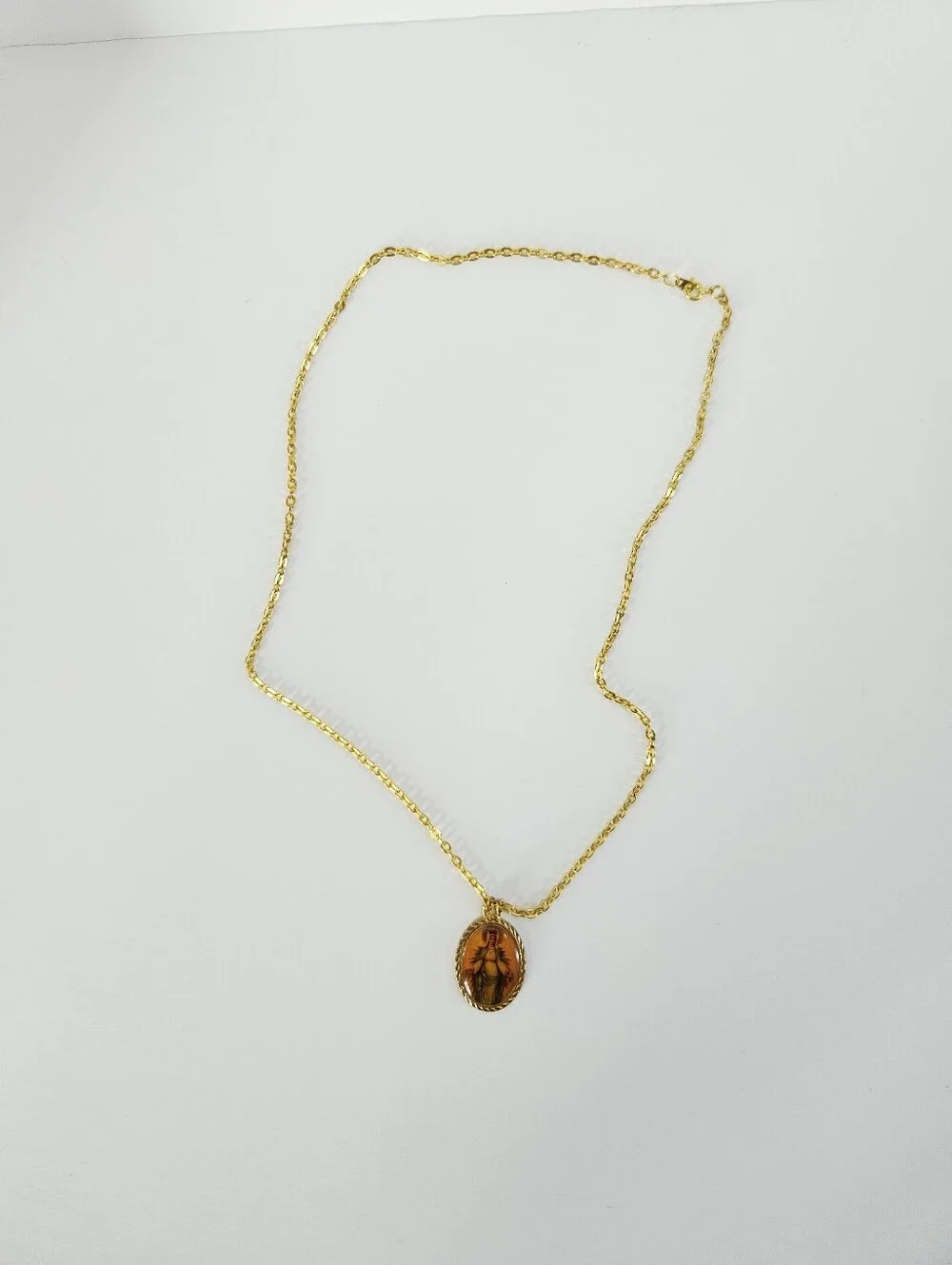 Vintage Virgin Mary Gold Tone Religious Prayer Medal Pendant Chain Necklace